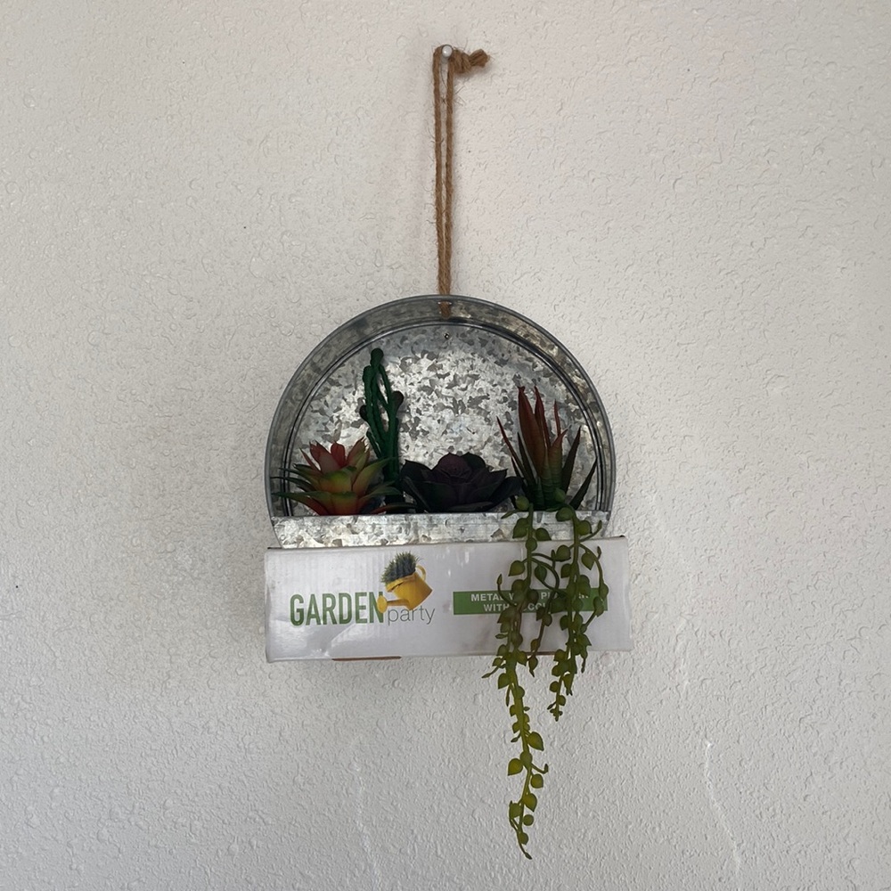 Garden Party Metal Wall Planter w/Succulent
